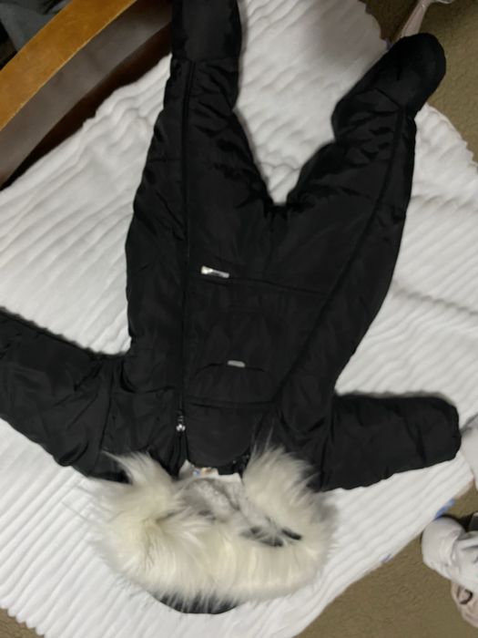 Продам зимовий комбінезон для немовляти 3–6 місяців.