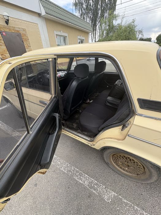 Авто  Ваз 2106 на повному ходу