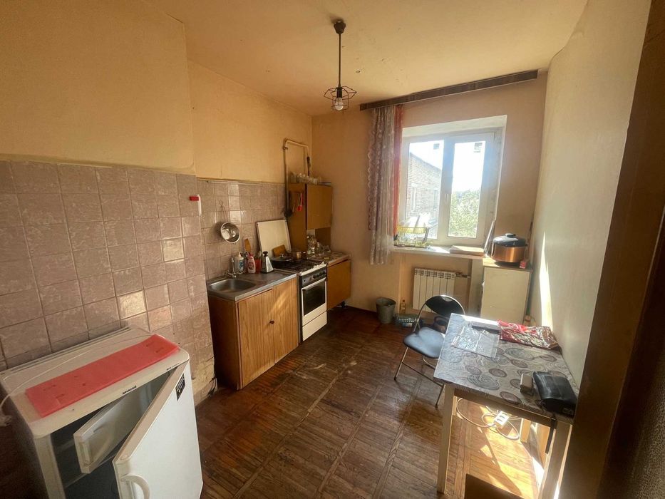 Продам 2к Гарматна 18, сталінка