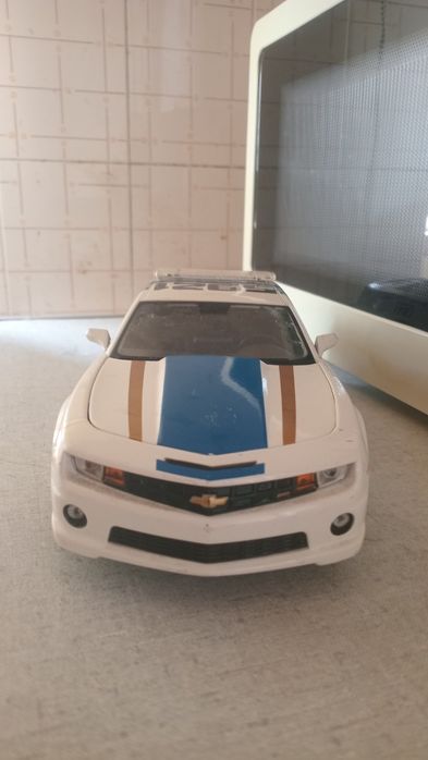 Carro de 2010 da maisto em metal