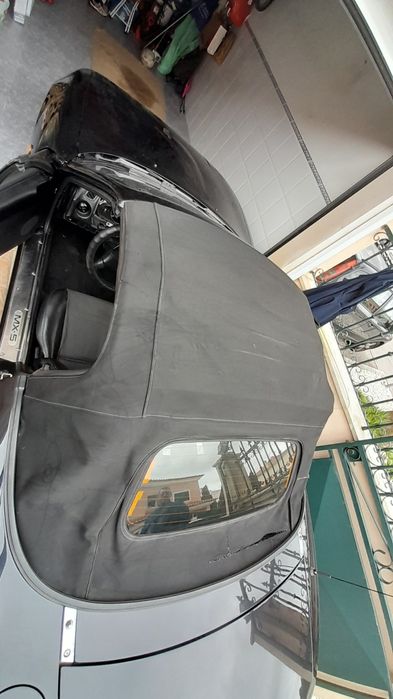Capota Lona MX5 rasgada, estrutura funcional.