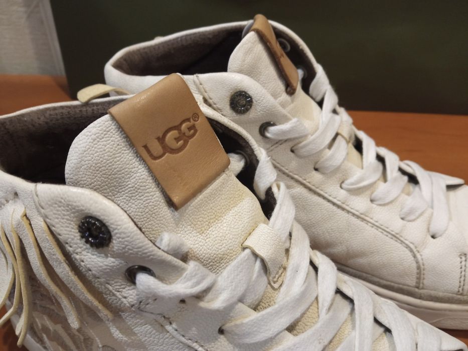 Продам мужские лёгкие кожаные кроссовки сникерсы UGG . Оригинал