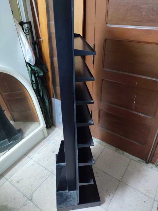 Expositor de parteleiras com rodas movivel