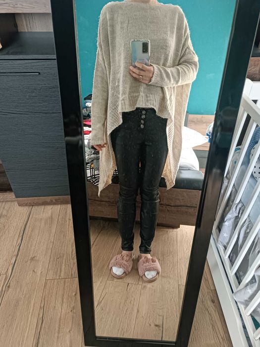 Kremowy sweter, długie boki