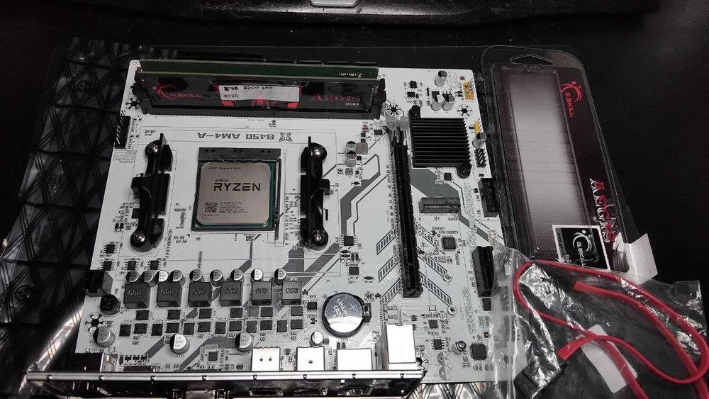 Дешевий комплект Amd AM4 сокет з можливістью Апгрейда.B450,12Gb ,M2.