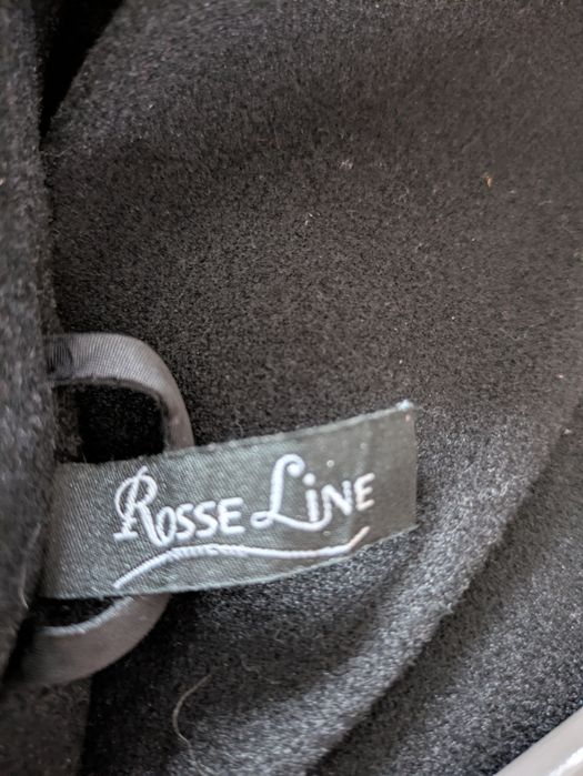 Czarny, elegancki płaszcz.