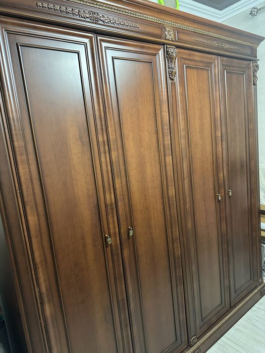 Деревяна шафа для одягу