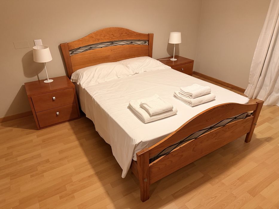 Conjunto cama casal 1.60 + cabeceiras + candeeiros