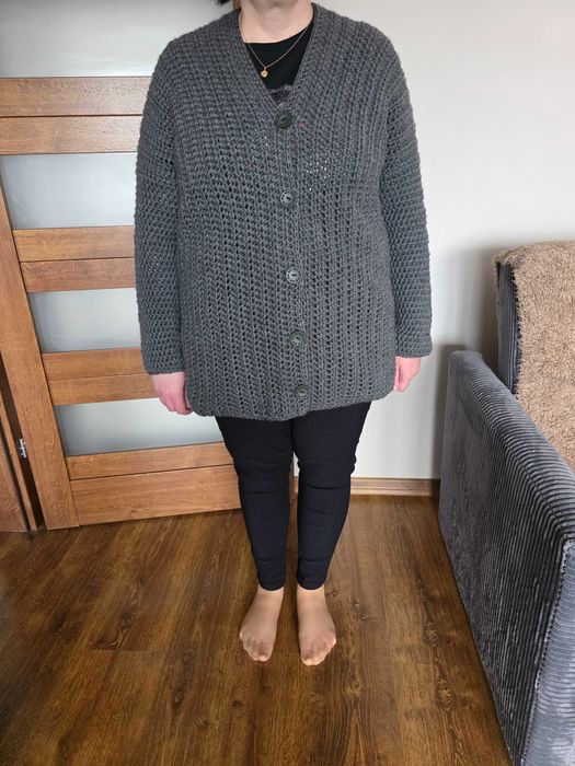 Sweter damski zrobiony na szydełku