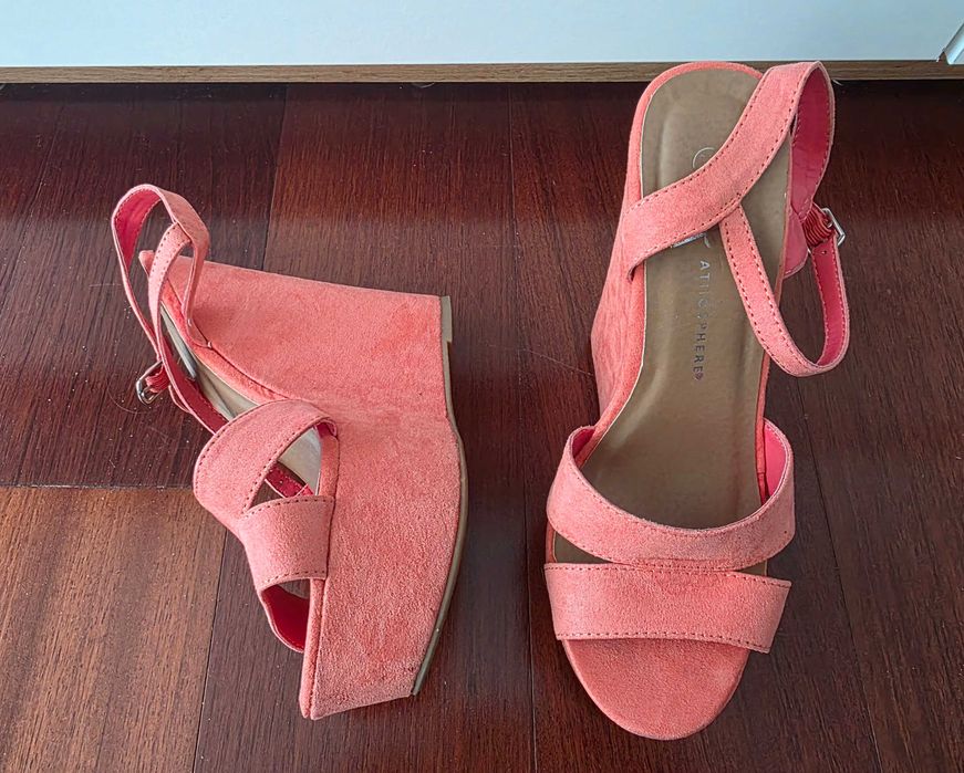 Sandálias de cunha cor salmão, tamanho 36