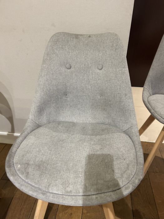 Szare krzesla na drewnianych nogach