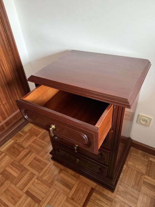 2 mesas de cabeceira