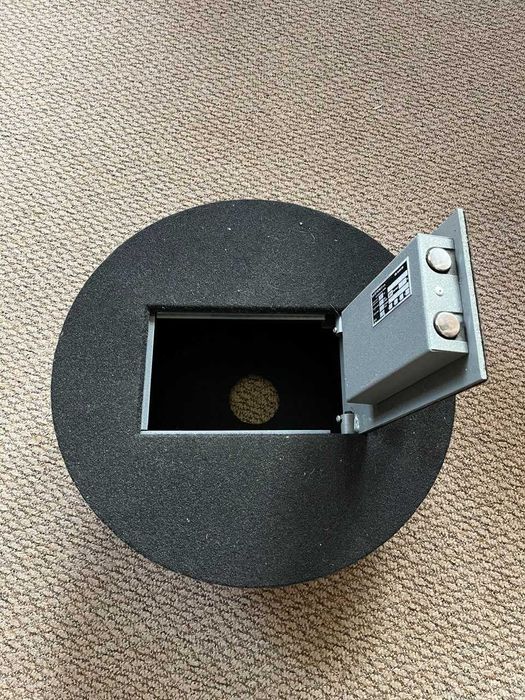 Сейф в нишу запасного колеса Audi Q7