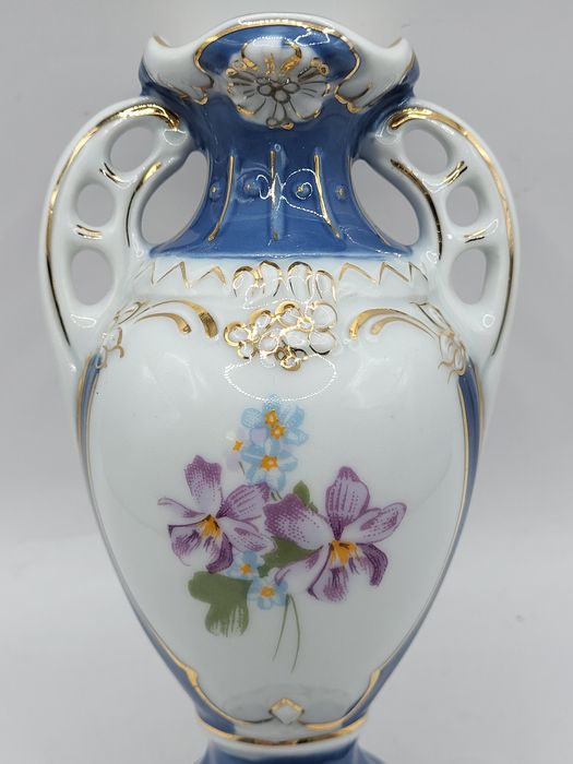 Porcelanowy wazonik Royal Dux