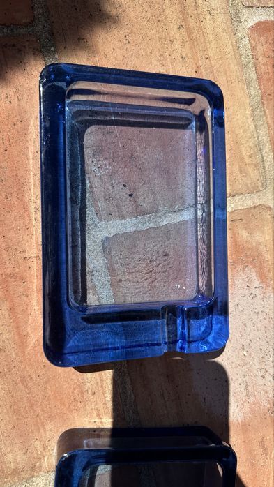 Conjunto de cinzeiros em vidro azul e castanho