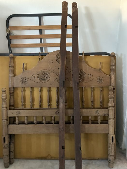Cama usada em madeira