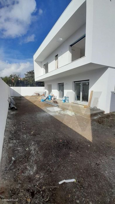 Moradia moderna T4 em Manique na fase final de construção com Piscina