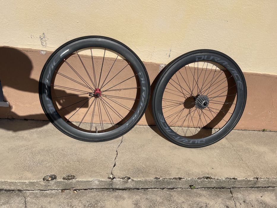 Rodas de estrada em Carbono Dura Ace com cassete e pneus