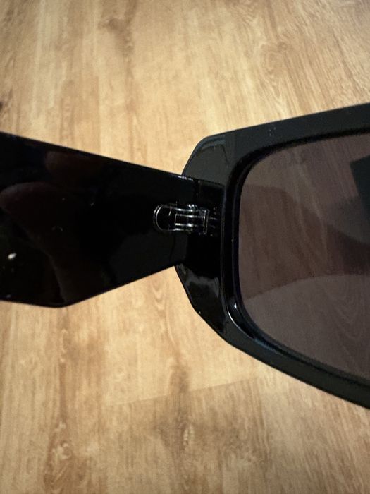 czarne okulary prada