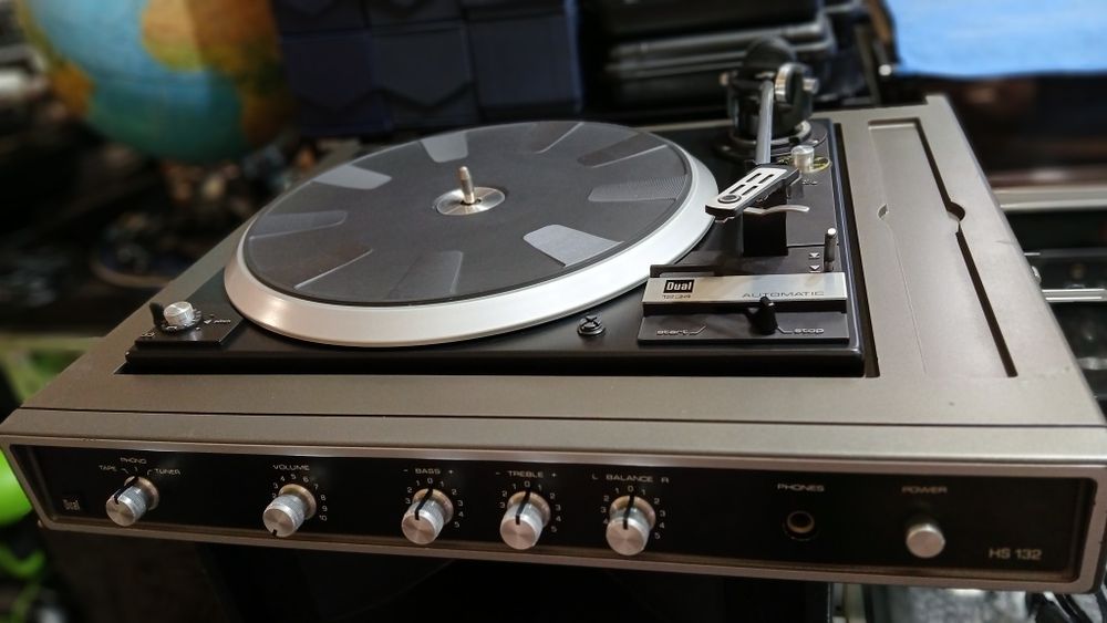 Gramofon DUAL 1234 model HS 132 z wbudowanym wzmacniaczem.