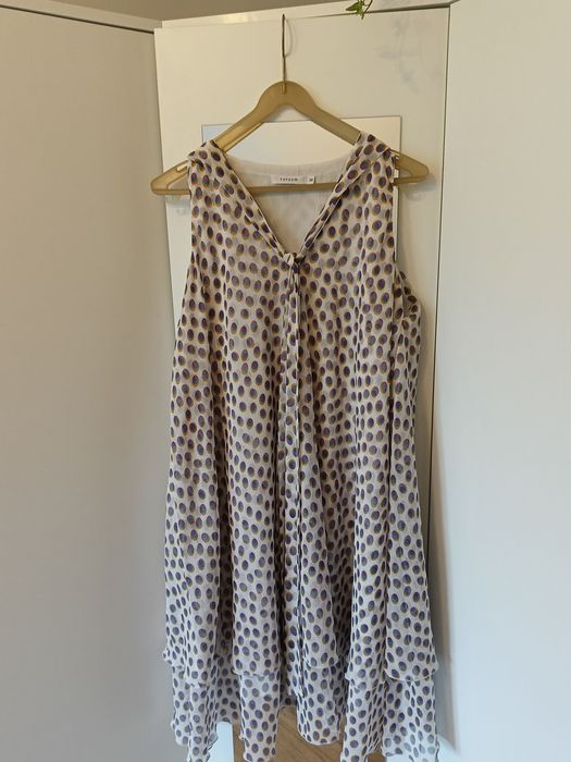 Tatuum zwiewna sukienka w pasie pióra