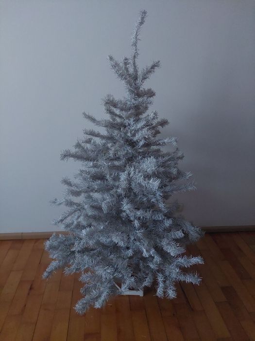 Біла штучна ялинка.