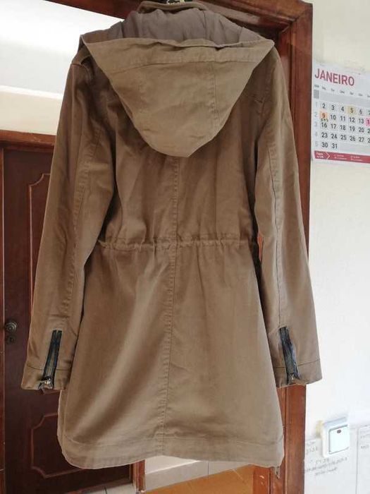 Roupa. Sobretudo bege.