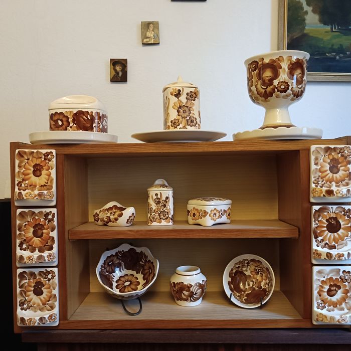 Drewniana półka z ceramicznymi szufladkami i naczyniami
