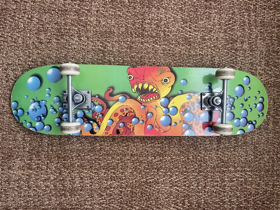 Skate verde com monstro usado