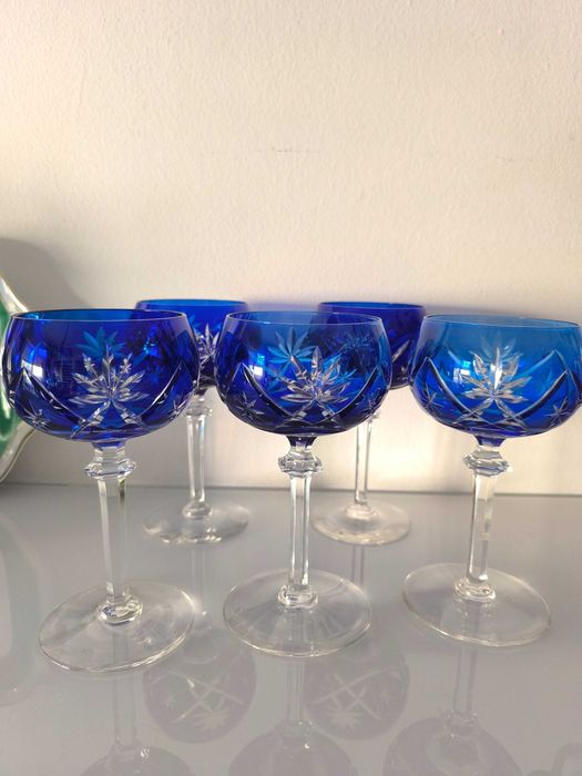 Elegantes copos de cristal lapidado