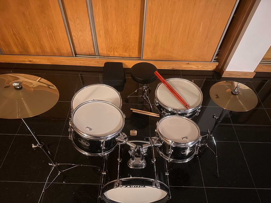 Vende-se Bateria Pearl Roadshow Jr. RSJ465C Jet Black