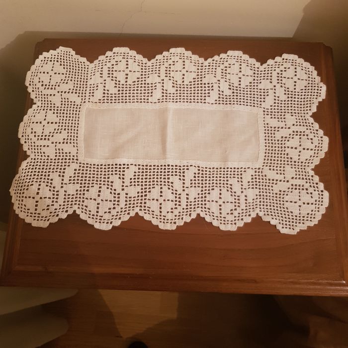 Panos de renda e linho feitos à mão