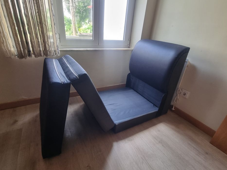 Sofá preto cambalhota