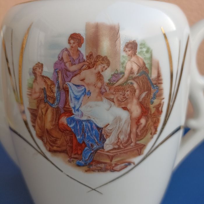 Cafeteira com tampa em porcelana Canda motivo cena mitológica e ninfas