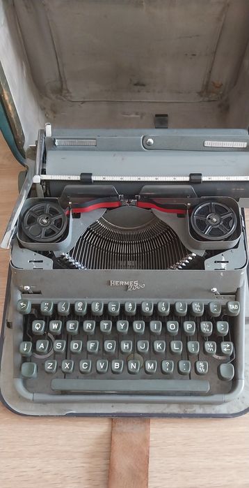 Máquina de escrever Hermes 2000