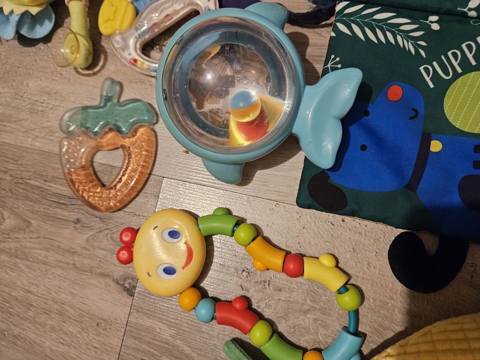 Zestaw zabawek dla niemowlaka.  Stan bardzo dobry/ idealny