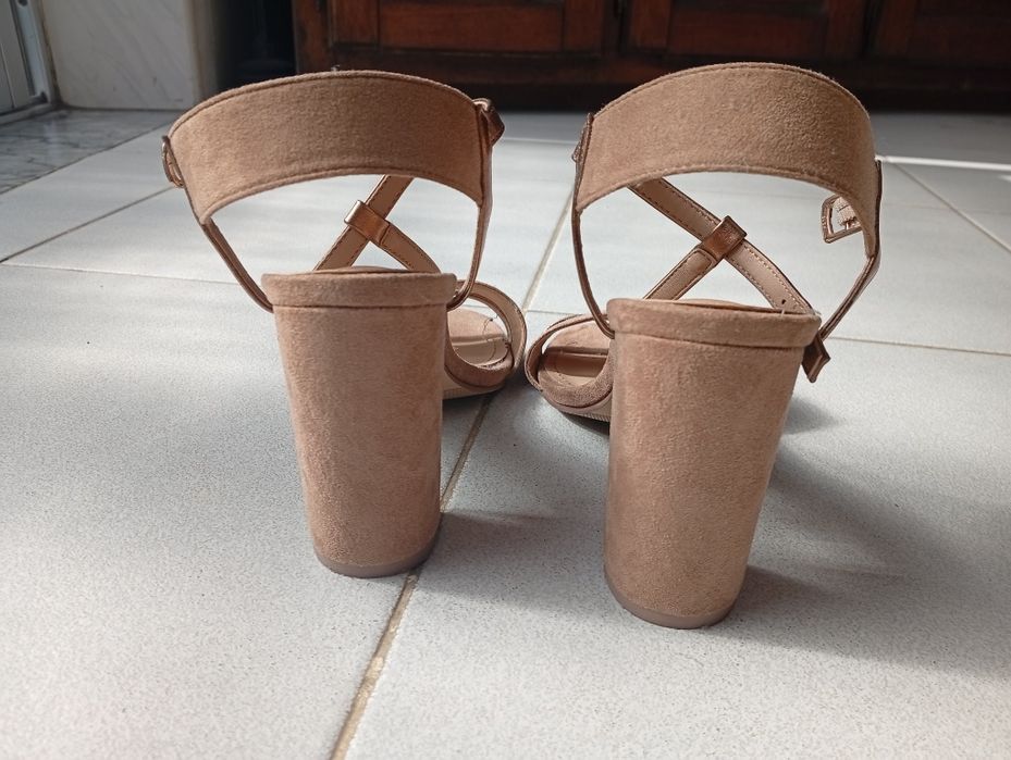 Vendo sandálias novas