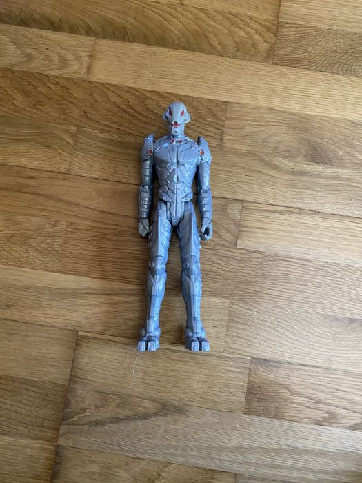 Boneco do Ultron Marvel