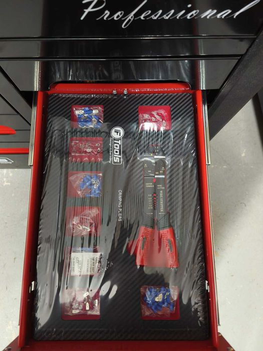 Carrinho de ferramentas com 12 gavetas 10 completas com ferramentas.