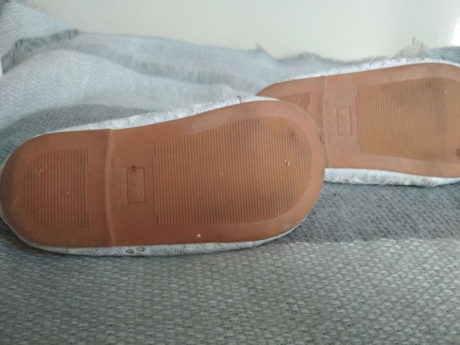 Buciki koronkowe z gumeczką r 20/21 + skarpetki Soxo