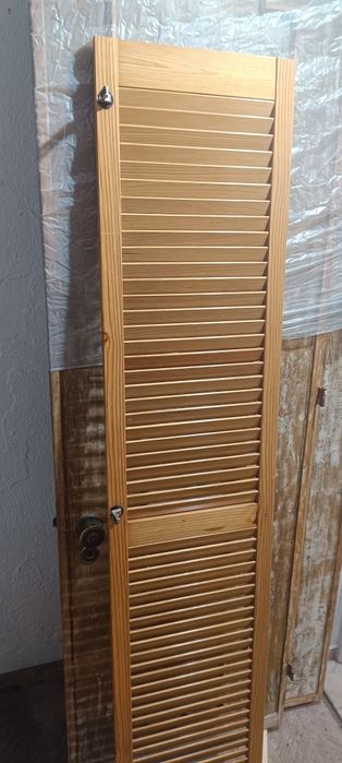 Porta de persiana em madeira,