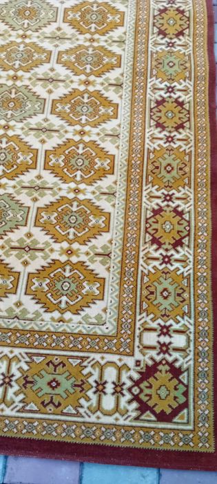 Продам  килим у  гарному стані.