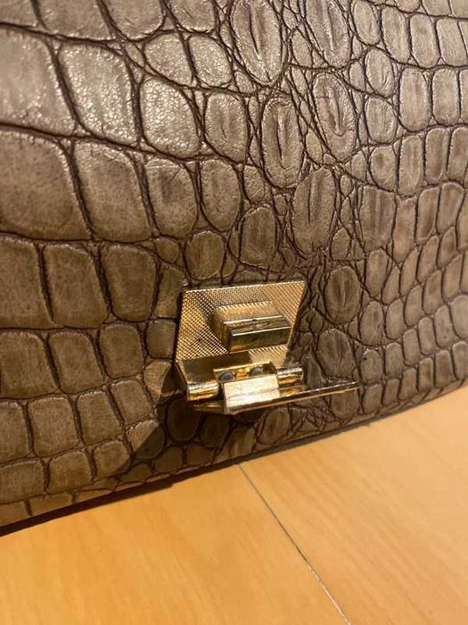 Mala, bolsa padrão e textura crocodilo castanha com detalhes dourados