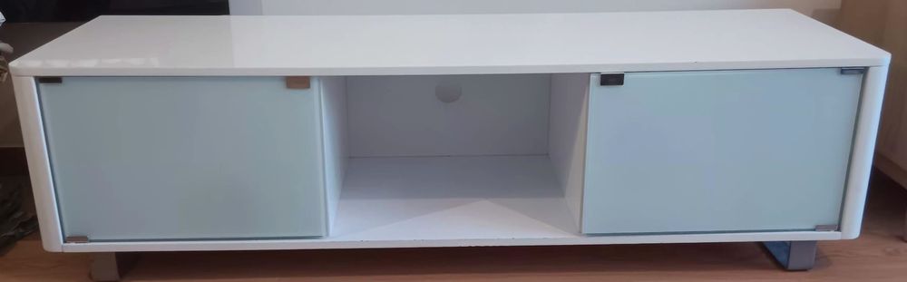 Móvel de TV lacado branco.