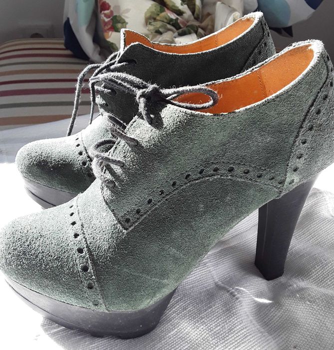 Sapatos / botins novos . 35 ou 34