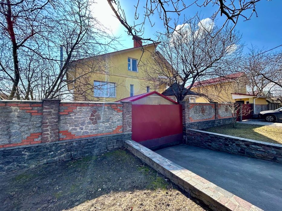 Продам будинок з гаражем і укриттям в центрі Бучі