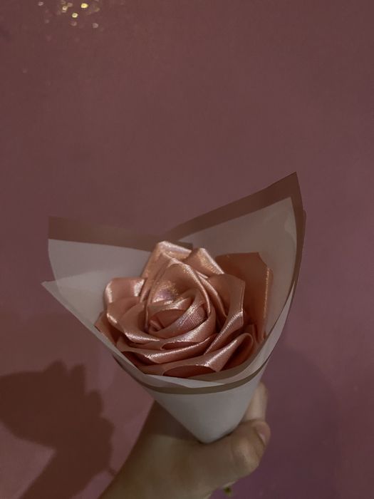 Róża ze wstążki na prezent