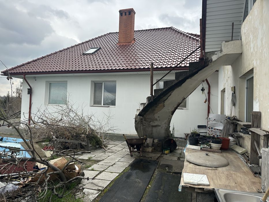 400 метрів, сховище 120 , теріторія , гараж 2 авто , 3 спальні