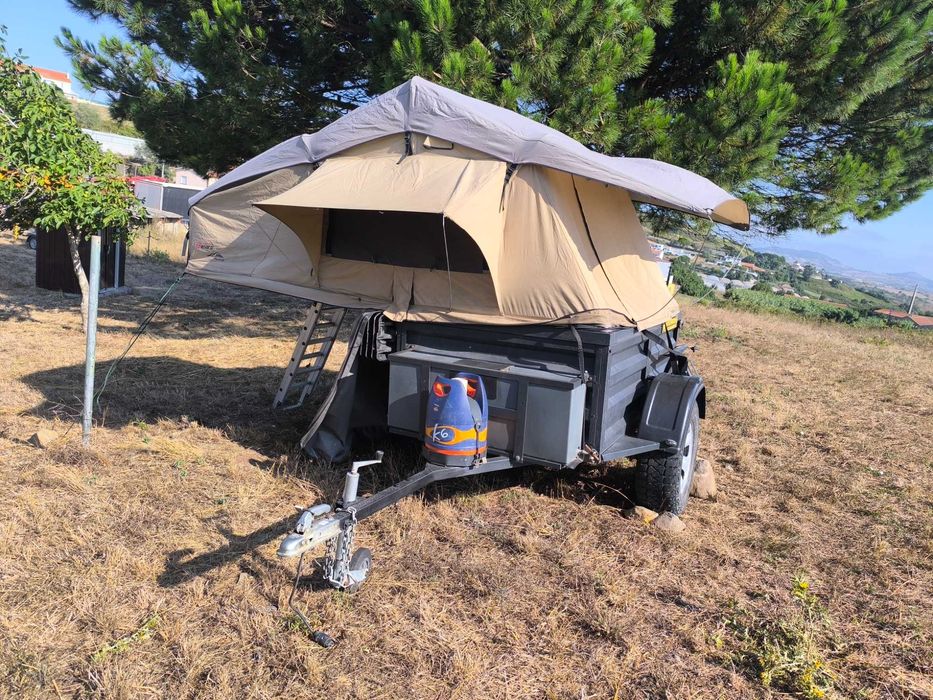 Atrelado camper com tenda de tejadilho
