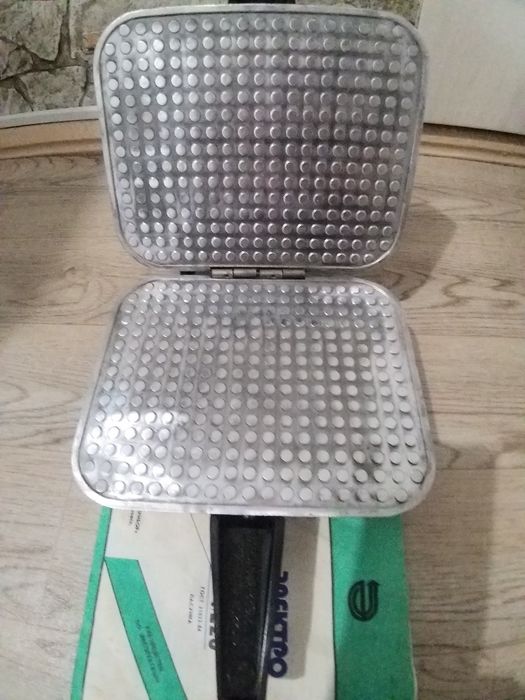 вафельниця форми хліб горішниця